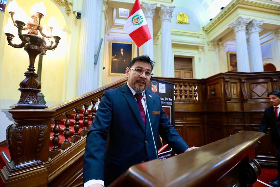 Luis Cordero y congresistas de Somos Perú presentaron el proyecto para la reelección de alcaldes y gobernadores. (Foto: Congreso)