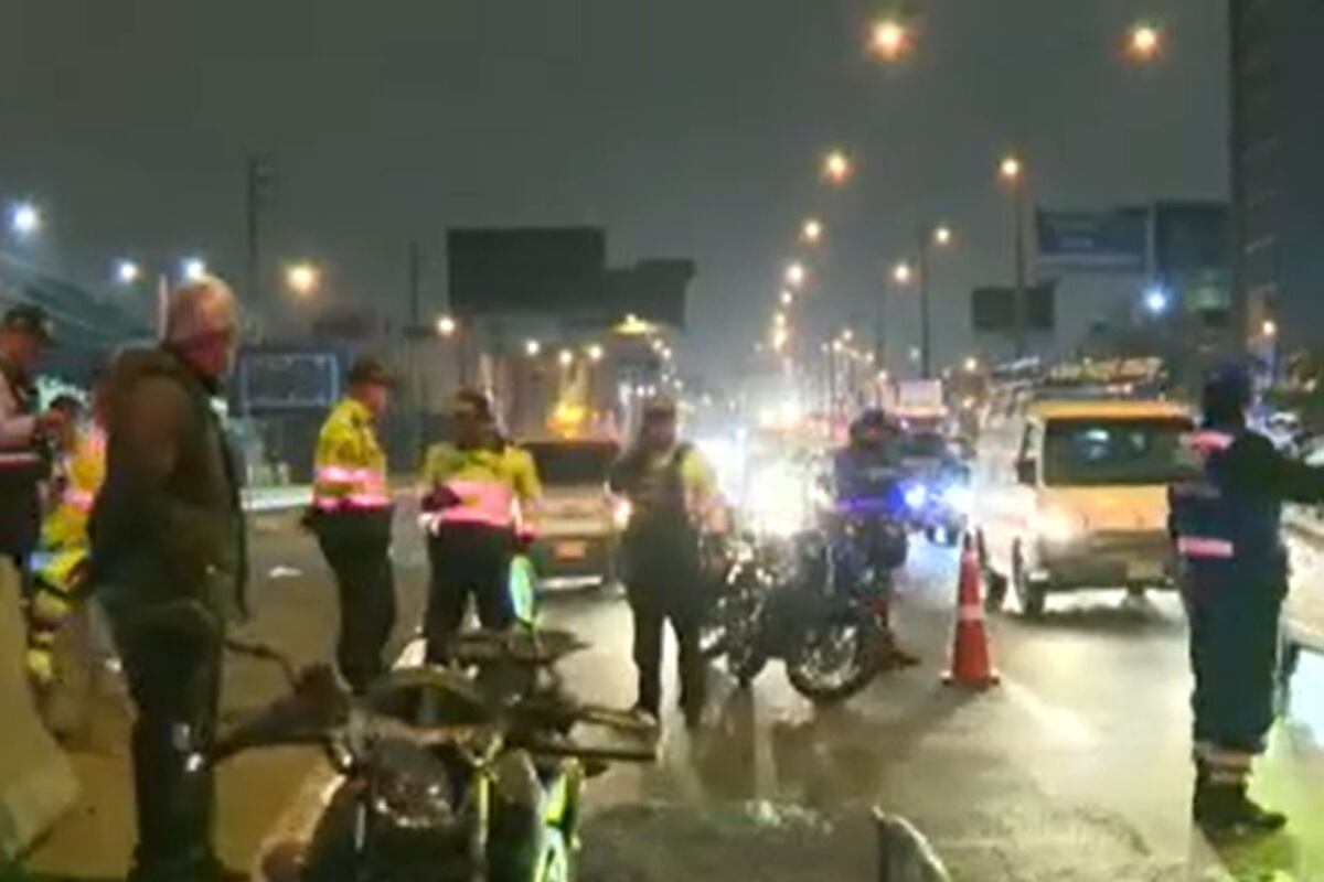Motociclista falleció tras impactar violentamente contra un auto en la Panamaricana Norte. (Foto: Captura/América Noticias)