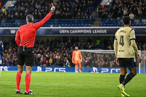 El Barza se queda con 10: Araujo fue expulsado tras falta a Cucurella | VIDEO