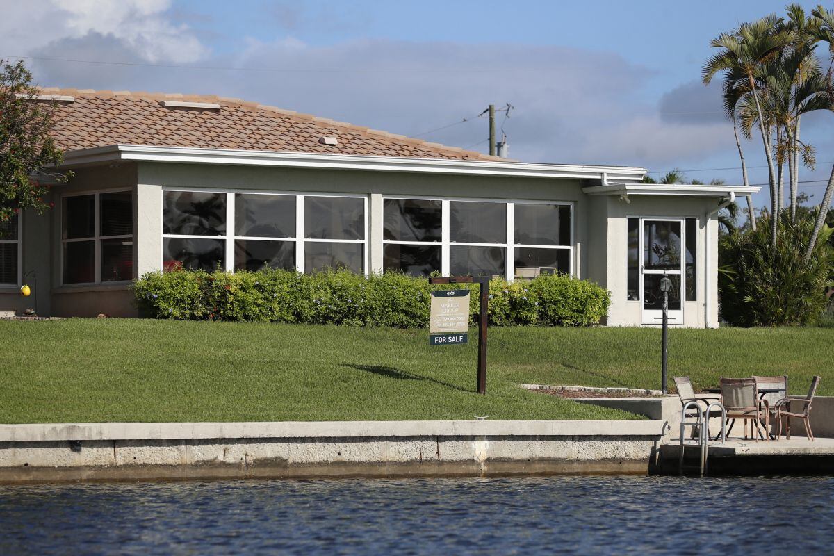Una casa a las afueras del canal de Cape Foral en Florida. (Foto: AFP)