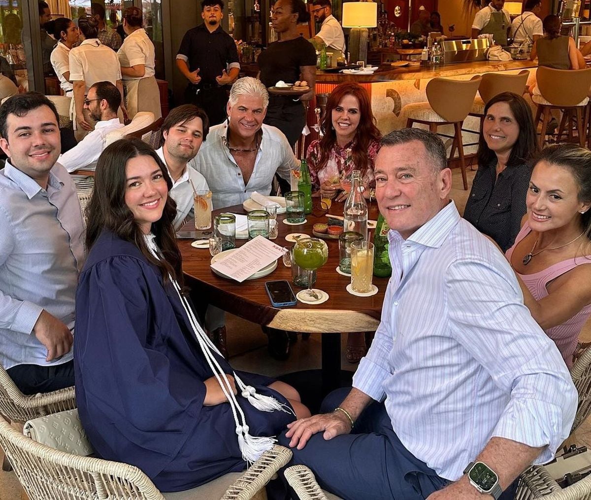 En la parte de adelante aparece Manny Arvesu al lado de su hija Lara, quien se graduó con honores (Foto: María Celeste Arrarás / Instagram)