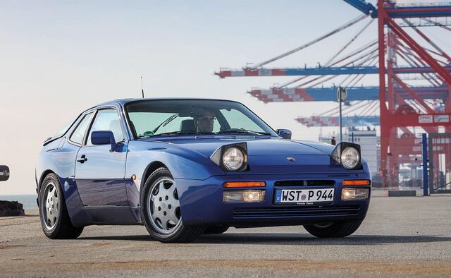 Porsche 944 (1982 - 1991). De 250 CV de potencia. Se ofreció con carrocería cerrada y descapotable. Su distribución de peso fue un factor a destacar, con 50,7% en el eje trasero y 49,3$ en el delantero. Esto ya que el motor se situó en el eje posterior y la caja de cambios en el anterior. En 1985 ofreció su versión Turbo de cuatro cilindros y 2,5 L con 220 CV de potencia. En 1998, con la versión Turbo S, alcanzó los 250 CV.