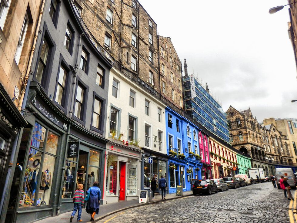 Uno de los lugares más emblemáticos de la saga es el Callejón Diagon, donde los jóvenes magos hacen sus compras antes de comenzar el año escolar en Hogwarts. Si deseas explorar esta joya escondida, dirígete a la antigua calle Victoria, que inspiró a J.K. Rowling para crear esta ubicación mágica. Pasea por sus adoquines y descubre tiendas peculiares que podrían haber salido directamente de las páginas de los libros. (Foto: Edina Tours).