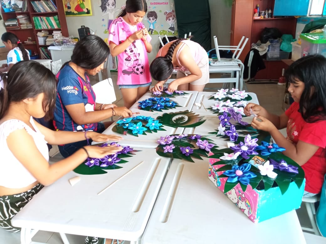 Las niñas de quinto y sexto grado del colegio Sagrado Corazón de Jesús 20516, ubicado en el caserío Durán-Lancones (Piura), impulsan un proyecto escolar que elabora coronas y ramos para velaciones como forma de recaudar fondos y fortalecer su educación.