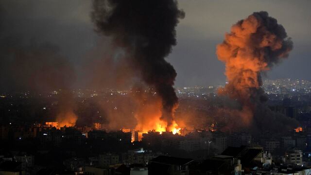Columnas de humo tras un ataque aéreo de Israel en la zona de Dahieh Saint Therese, en el suburbio sur de Beirut, Líbano. (EFE/ Str).