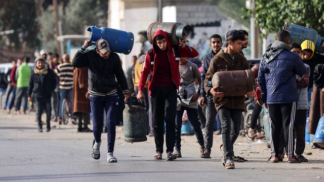 Egipto dice que 134 palestinos regresaron a Gaza en el primer día de la tregua