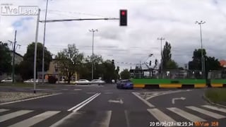 YouTube: Se salta el semáforo y se estampa contra un tranvía