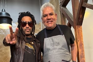 Lenny Kravitz visitó restaurante peruano y firmó autógrafos un día antes de su concierto en Lima