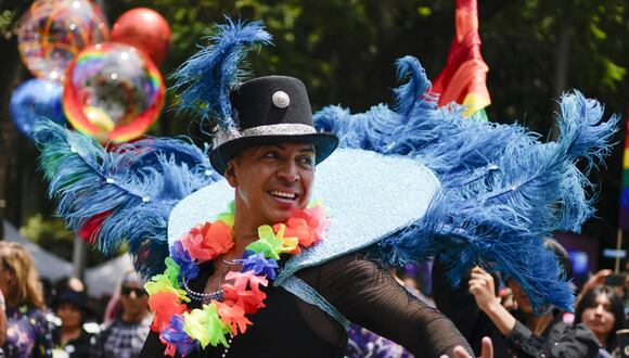 Asistente se unió a uno de los desfiles de la Marcha del Orgullo de este 2024 en México. Foto: Aurea del Rosario / AP