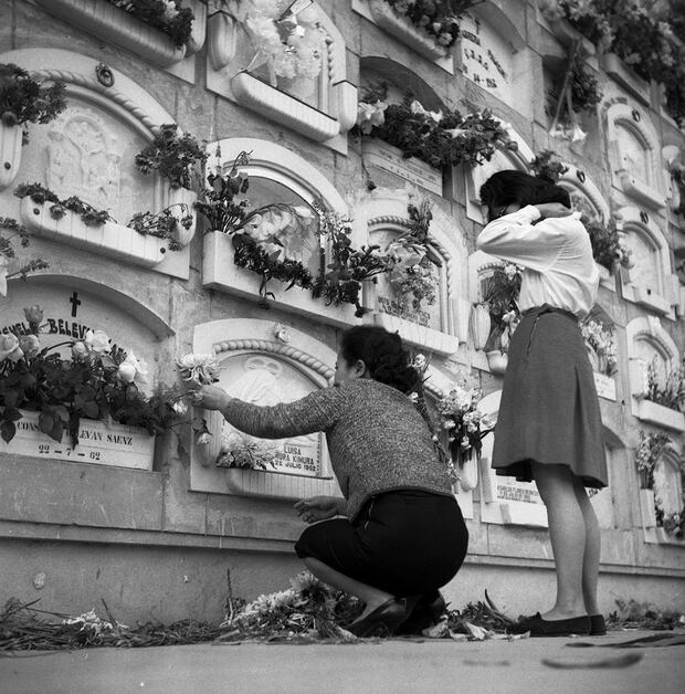 Lima, 1 de noviembre de 1964. En familia o solos, los visitantes al cementerio "El Ángel" llenaban de flores los nichos de sus seres queridos. (Foto: Archivo Histórico de El Comercio) 
