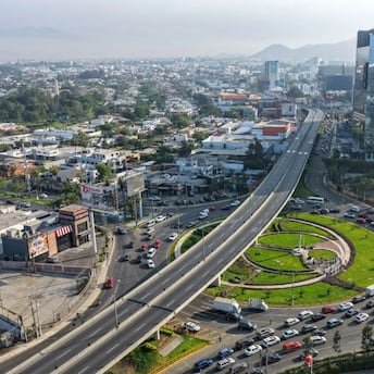 Esta obra busca aliviar uno de los puntos más congestionados de Lima Este. Foto: Andina