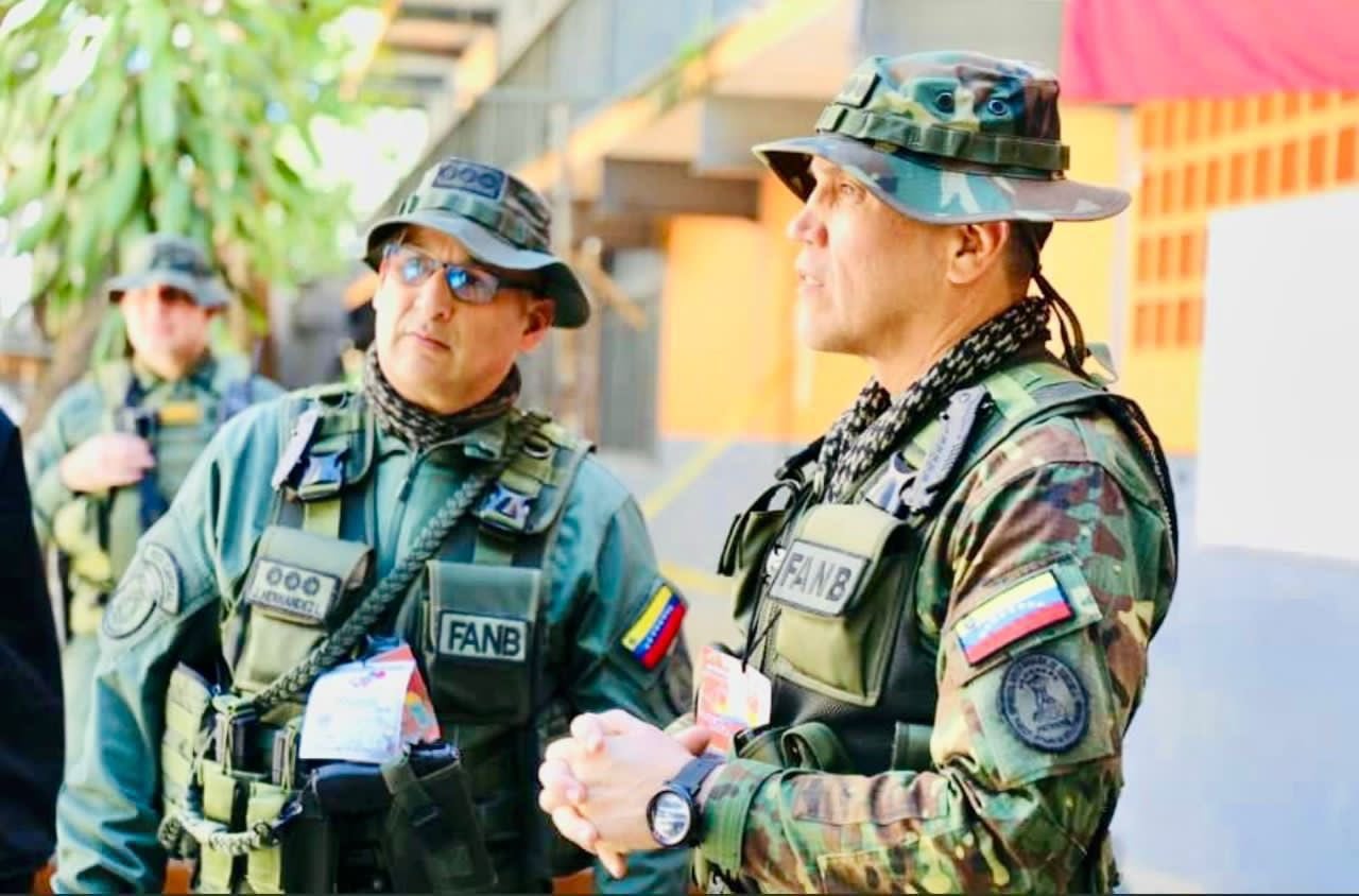 Johan Hernández Lárez junto a su hermano, Domingo Hernández Lárez. (Foto: @dhernandezlarez/X)