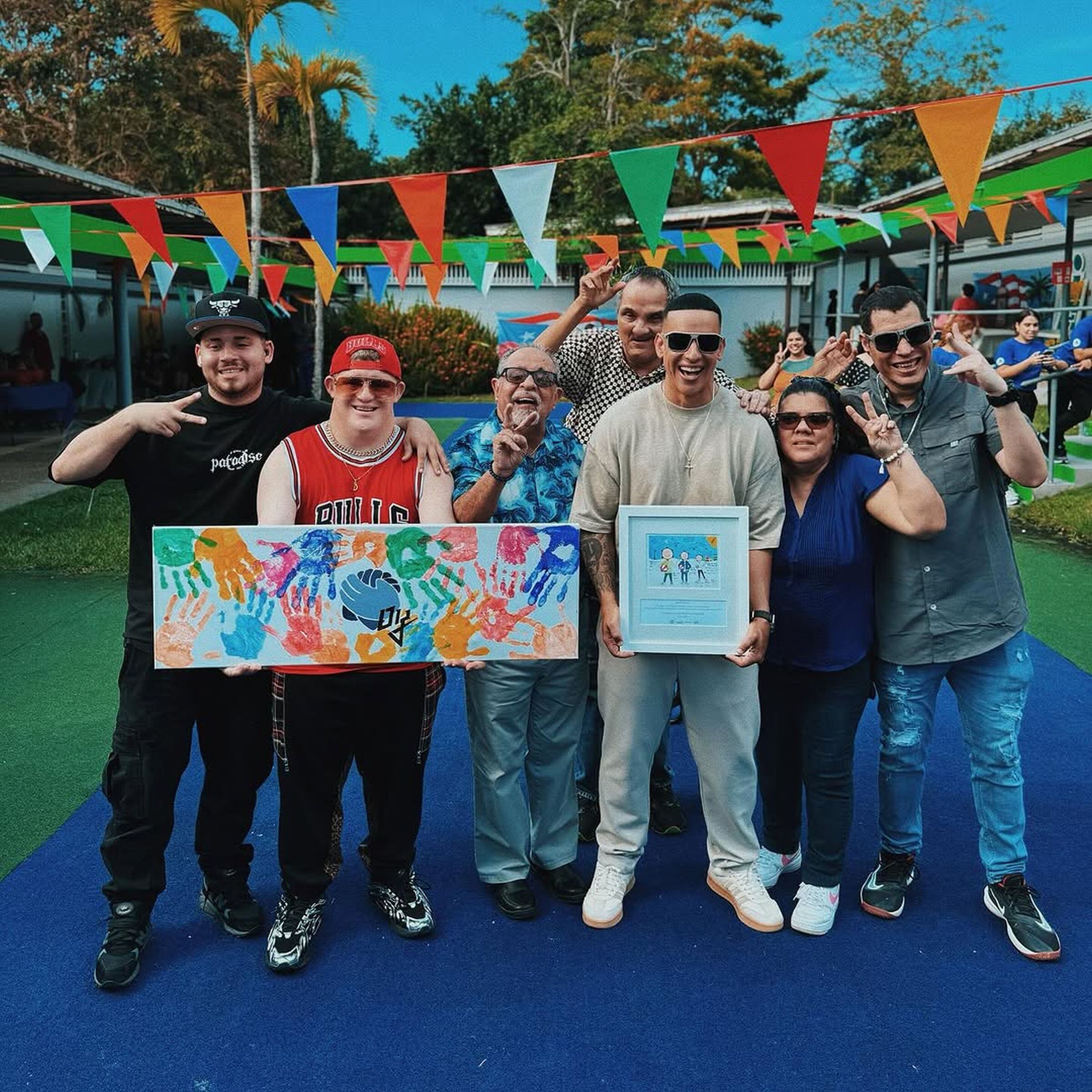 La alegría de Daddy Yankee por lo conseguido a raíz de su pintura. Su accionar brinda una gran ayuda al Instituto Psicopedagógico de Puerto Rico. (Foto: @daddyyankee / Instagram)