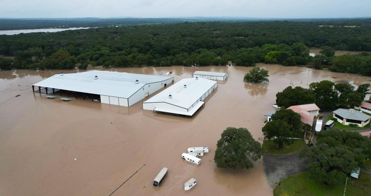 Una vista aérea tomada con un dron muestra las aguas de la inundación en el rancho Corrival Horse Ranch, cerca del río Guadalupe en Sisterdale, Texas, el 16 de julio de 2026 (Foto: EFE / EPA / Dustin Safranek)