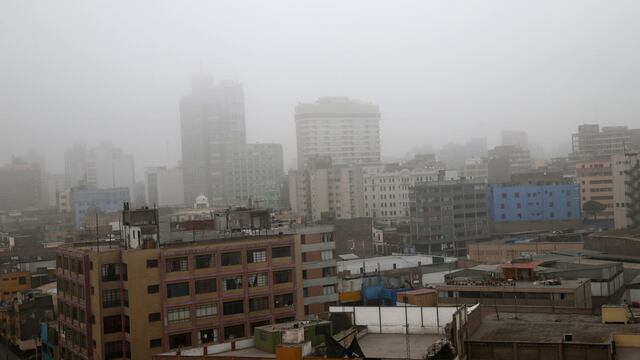 Distritos de Lima amanecieron con una densa neblina