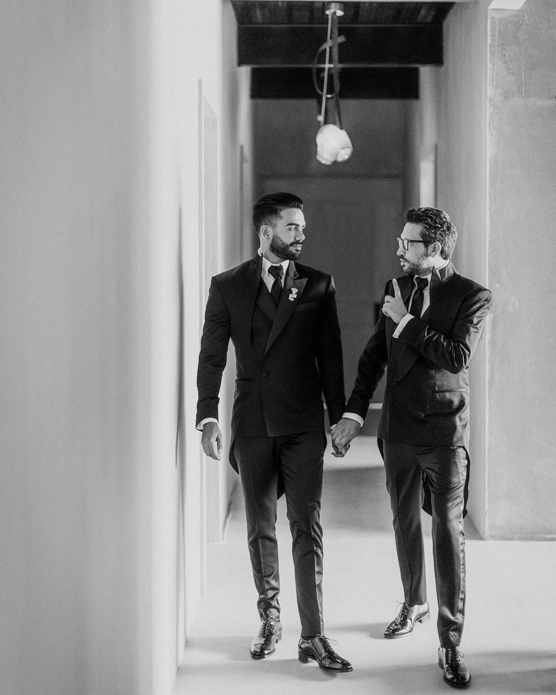 Una instantánea en blanco y negro de los esposos Carlos Adyan y Carlos Quintanilla (Foto: @carlosadyan / Instagram)