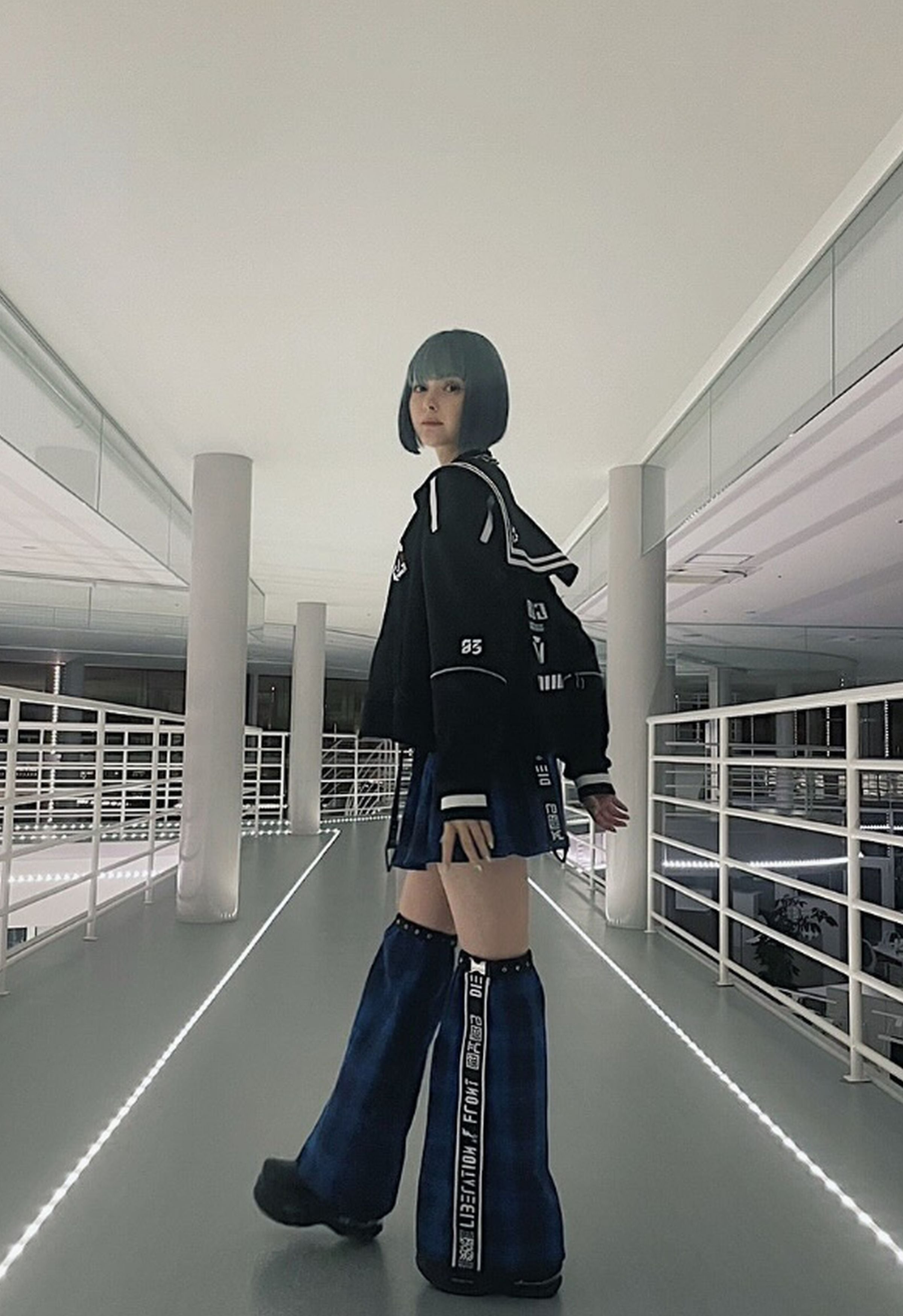 Imagen de Rei Morikage mostrando su característico cabello azul bicolor e inspiración anime (Foto: Tina Tamashiro / Instagram)