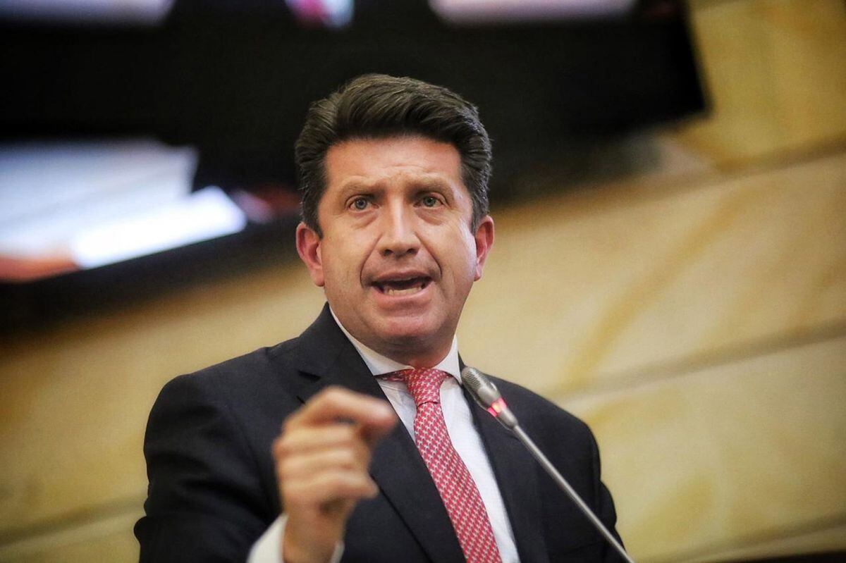 Diego Molano, candidato a la alcaldía de Bogotá (Colombia). Propone la construcción de una "megacárcel especialmente para los reincidentes, jefes de bandas criminales" y "las bandas de venezolanos que cometen crímenes contra los colombianos, que creen que no les aplica la ley colombiana”. (Foto: EFE)