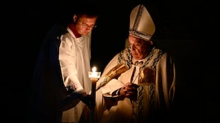 El papa Francisco preside la vigilia de Pascua tras preocupaciones por su salud