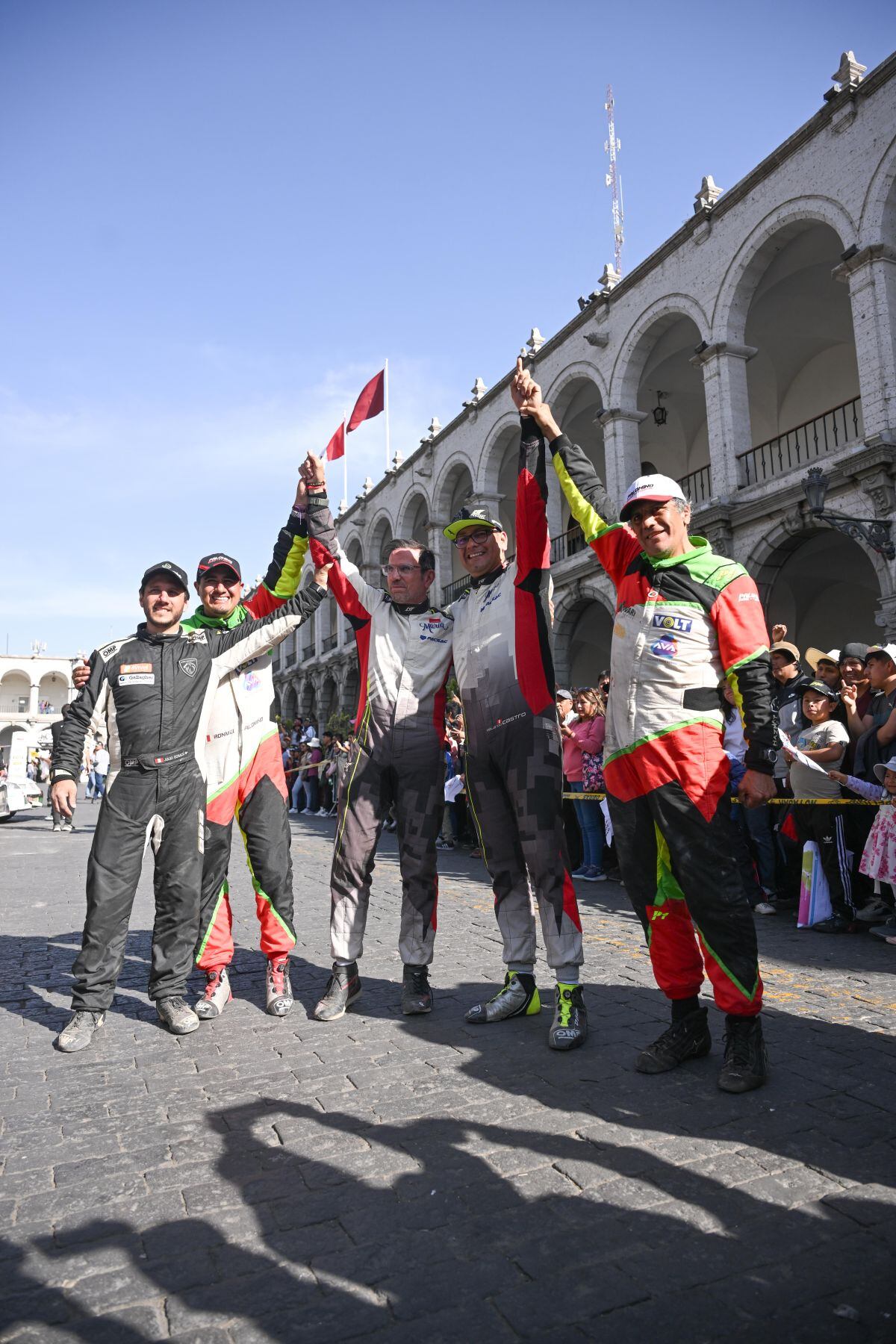 Los pilotos de Caminos del Inca reconocen y aplauden la victoria de Eduardo Castro. (Foto: Itea Sports)