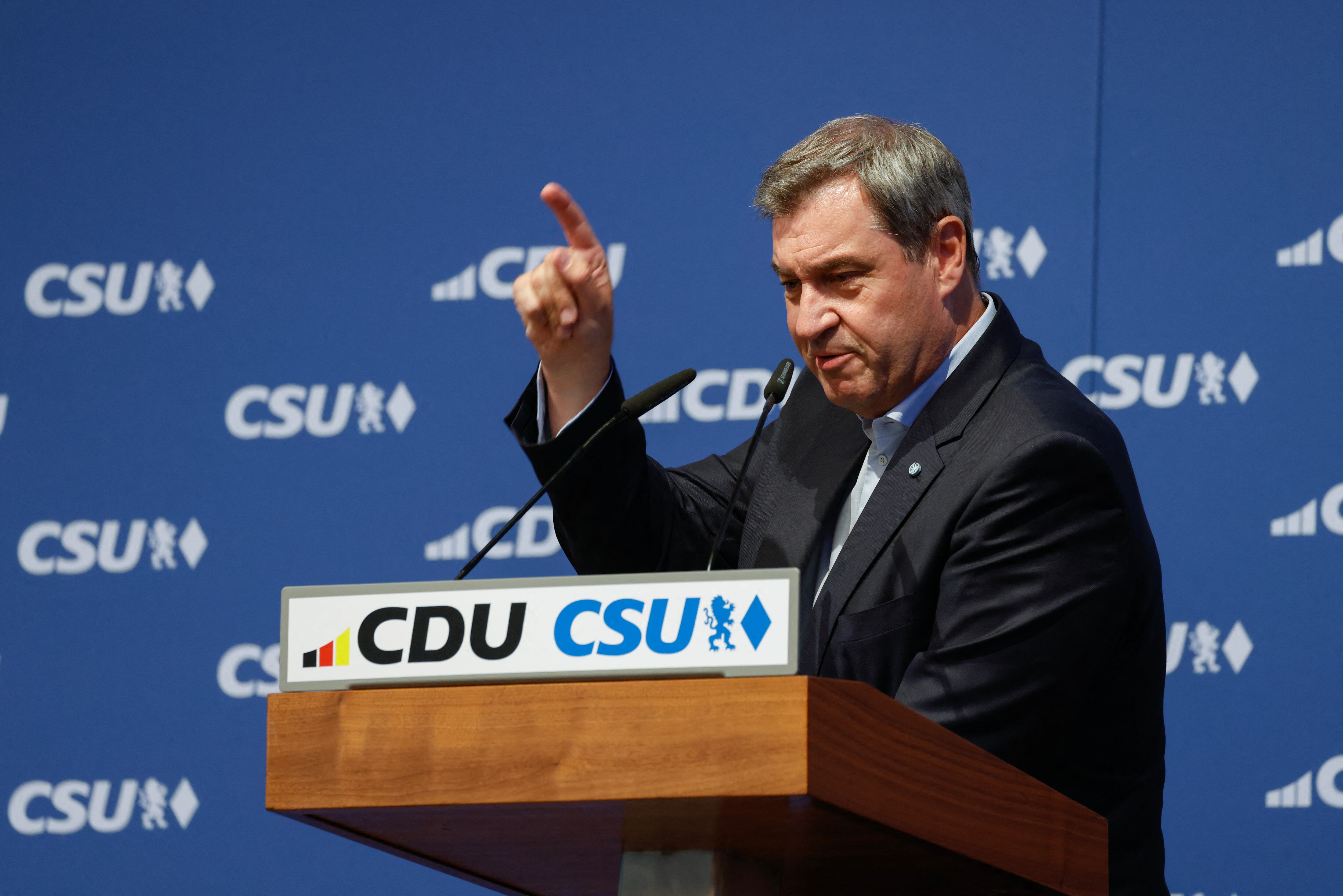 El primer ministro del estado de Baviera y líder del partido conservador Unión Social Cristiana (CSU), Markus Soeder, pronuncia un discurso en el escenario durante el último mitin para las elecciones europeas del partido conservador alemán (CDU) en Munich, sur de Alemania, el 7 de junio de 2024. (Foto por Michaela BOZO / AFP)