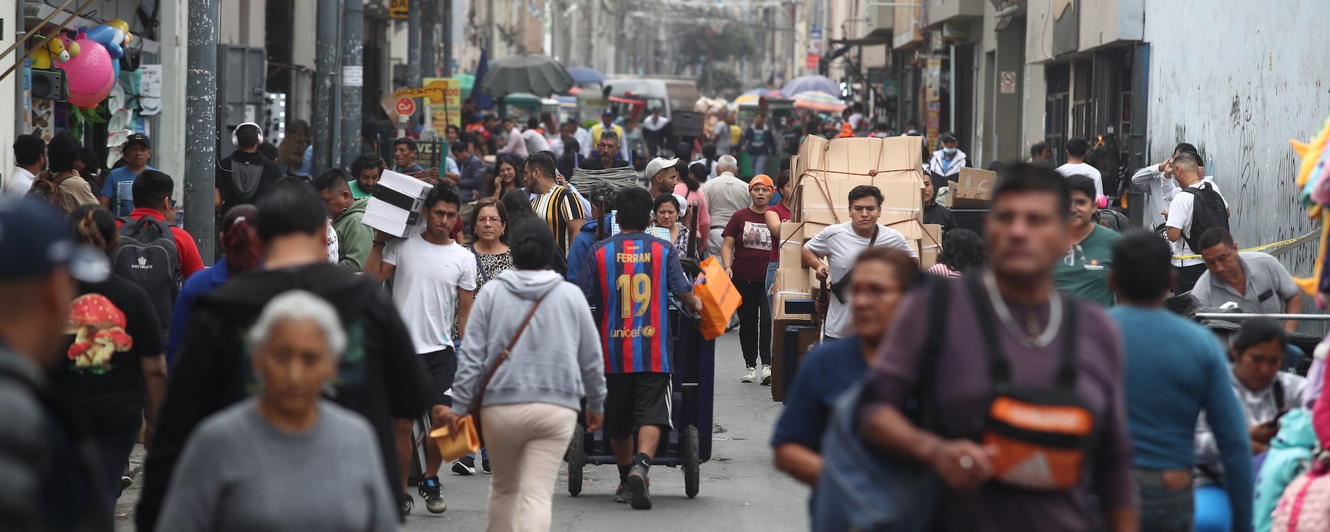 Calles del Centro de Lima vuelven a lucir llenas de ambulantes tras el fracaso de la reubicación de comerciantes informales