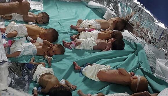 Bebés palestinos nacidos prematuramente en el Hospital al Shifa en la ciudad de Gaza el 12 de noviembre de 2023. (Foto de Dr. Marwan Abu Saada vía AP)