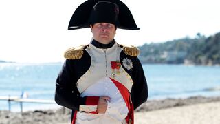 Franceses recrean el regreso de Napoleón de la isla de Elba