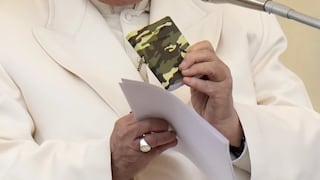 El papa Francisco muestra un rosario de un soldado ucraniano caído, condena la “locura de guerra”
