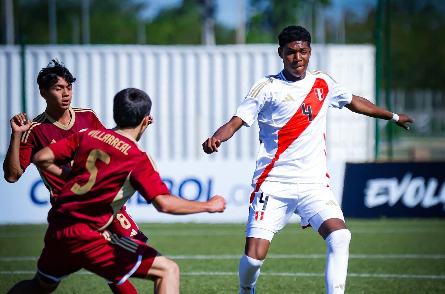 La blanquirroja, dirigida por Fernando del Solar, no pudo ante la ‘Vinotinto’ que lució con mayor rodaje.