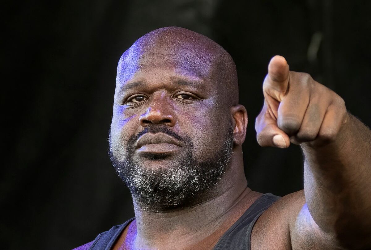 Shaquille O’Neal se toma en serio su papel de Santa Claus en Navidad. (Foto: AFP)