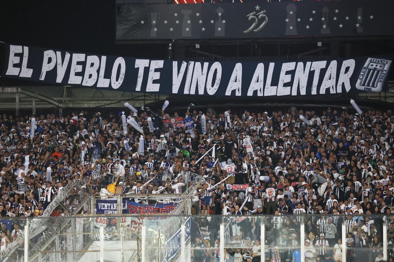 El hincha, como siempre, cumplió: acompañó al equipo en el Monumental de Santiago de Chile. (Foto: GEC)