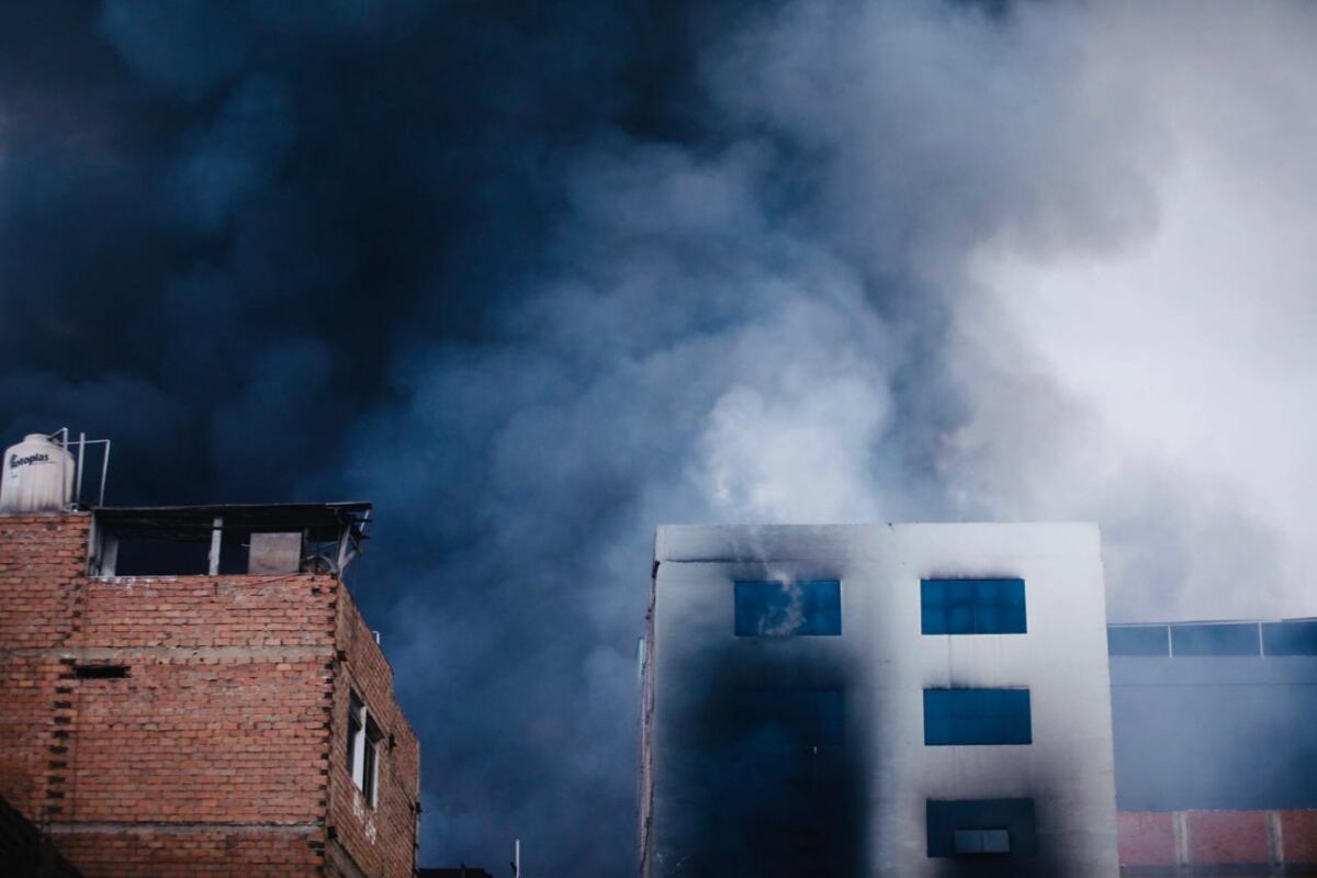 Más de tres edificios y varias quintas afectadas en incendio reportado en el Cercado de Lima. (Foto: César Grados/@photo.gec)