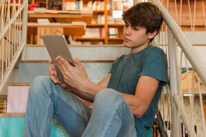 Crece el porcentaje de jóvenes que utiliza ChatGPT para informarse, de acuerdo a estudio