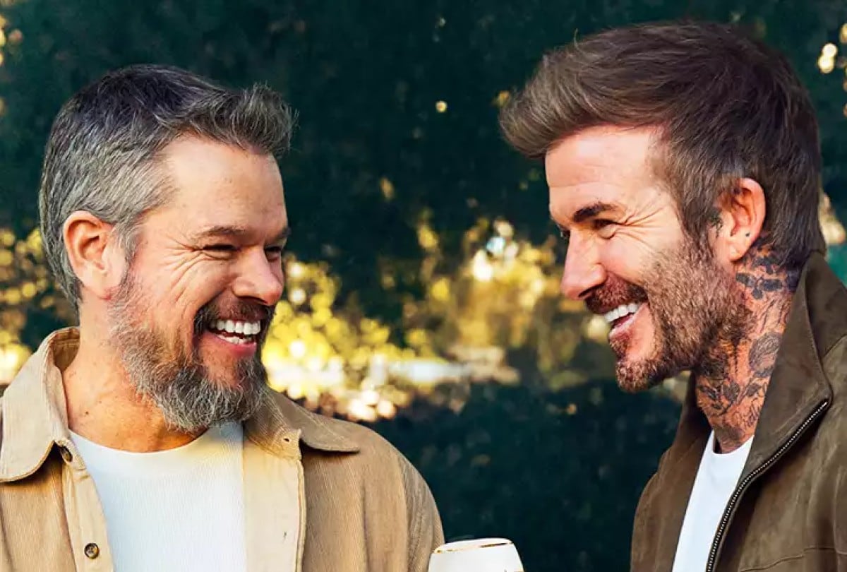 David Beckham y Matt Damon en el comercial que se transmitirá en el Super Bowl 2025. | Crédito: Stella Artois