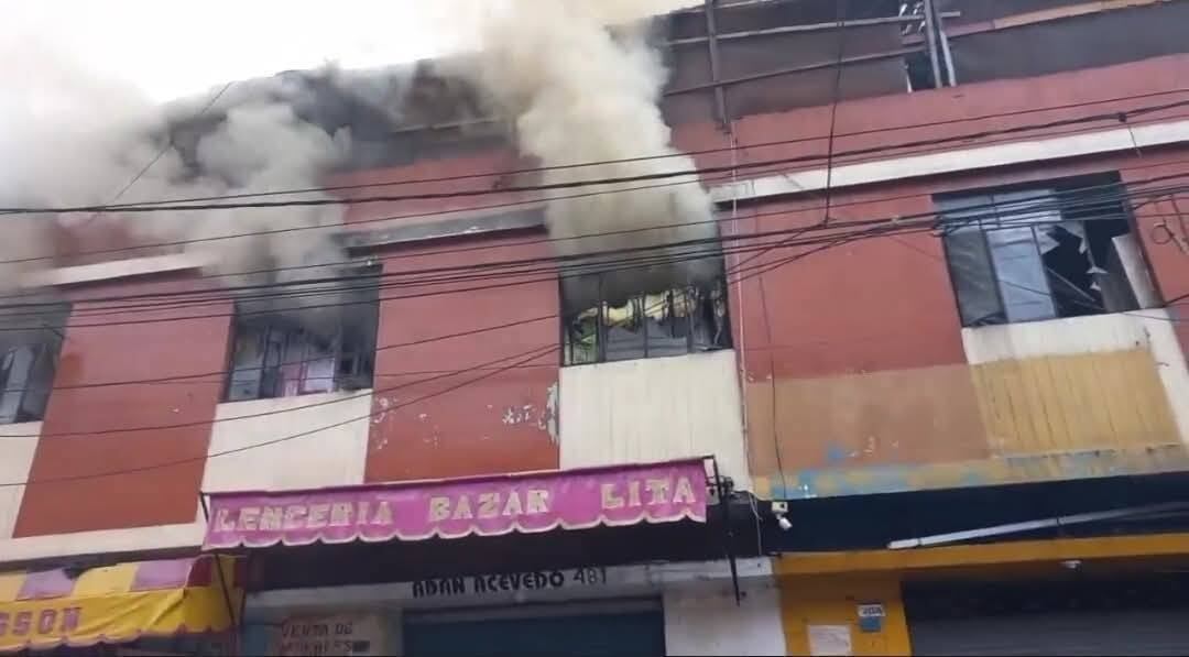 Huacho: incendio en almacén de tres pisos alarma a comerciantes en zona comercial. (Foto: Noticias Huacho)