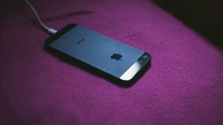 Apple podría obligar a usar cables ‘propietarios’ USB-C en el iPhone 15