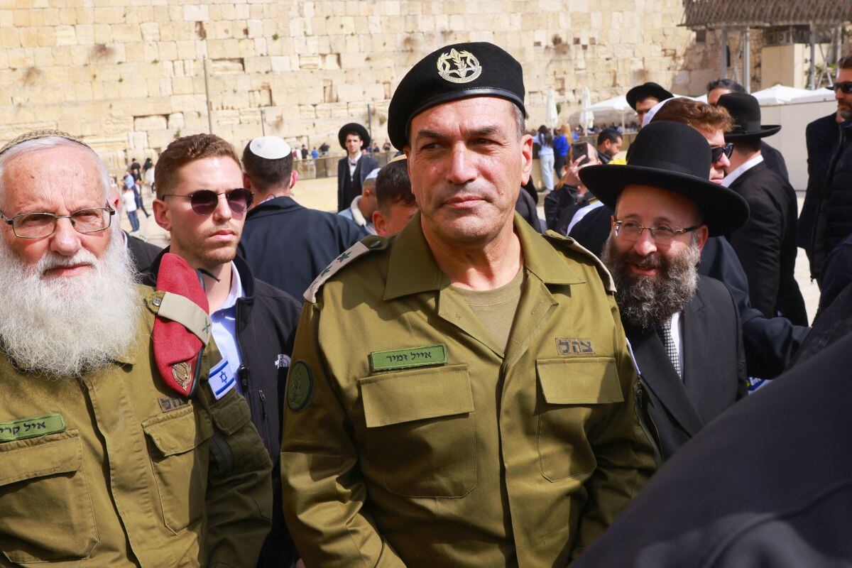 El jefe de las fuerzas armadas de Israel, el teniente general Eyal Zamir (centro), visita el Muro de las Lamentaciones en la Ciudad Vieja de Jerusalén. Foto: Menahem Kahana / AFP