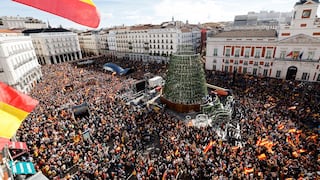 Miles de españoles claman contra el perdón a los independentistas catalanes pactado por Sánchez