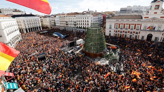 Miles de españoles claman contra el perdón a los independentistas catalanes pactado por Sánchez