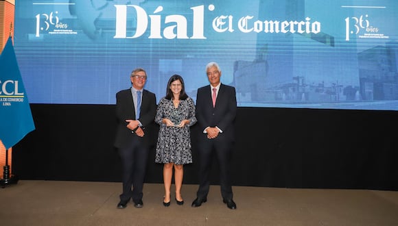 Editora de Economía y suplemento de Día1 de El Comercio, Maria Rosa Villalobos, recibe el reconocimiento del Premio Presidente de la Cámara de Comercio de Lima a los medios de comunicación.
