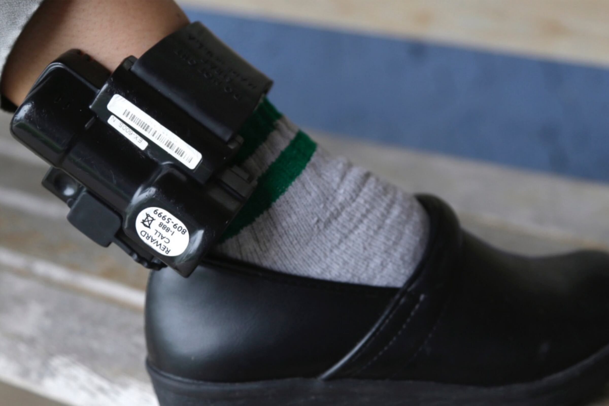 Enorme polémica ha generado esta medida del ICE, que ordena el uso de grilletes para más de 183 mil inmigrantes. (Foto: aldianews)