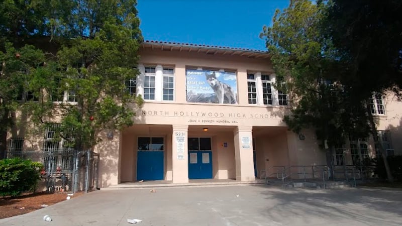 El Distrito Escolar Unificado de Los Ángeles comenzó a distribuir tarjetas “Conozca sus derechos” a los estudiantes (Foto: AFP)