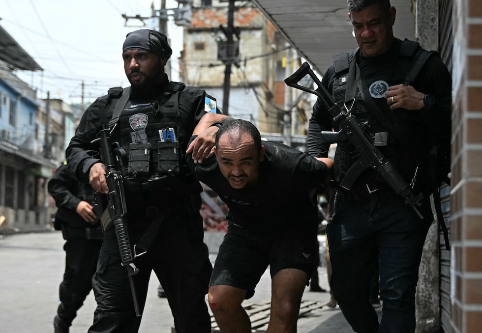 Un sospechoso detenido por agentes de policía durante la Operación Contención en la favela Vila Cruzeiro, en el complejo Penha, Río de Janeiro, Brasil, el 28 de octubre de 2025. (Foto de Mauro PIMENTEL / AFP).