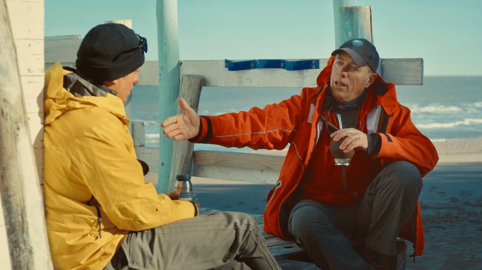Sebastián Gómez y Andrés Jaureguizar en el documental «Pescadores & Guitarras». Foto: cortesía Jumara Films