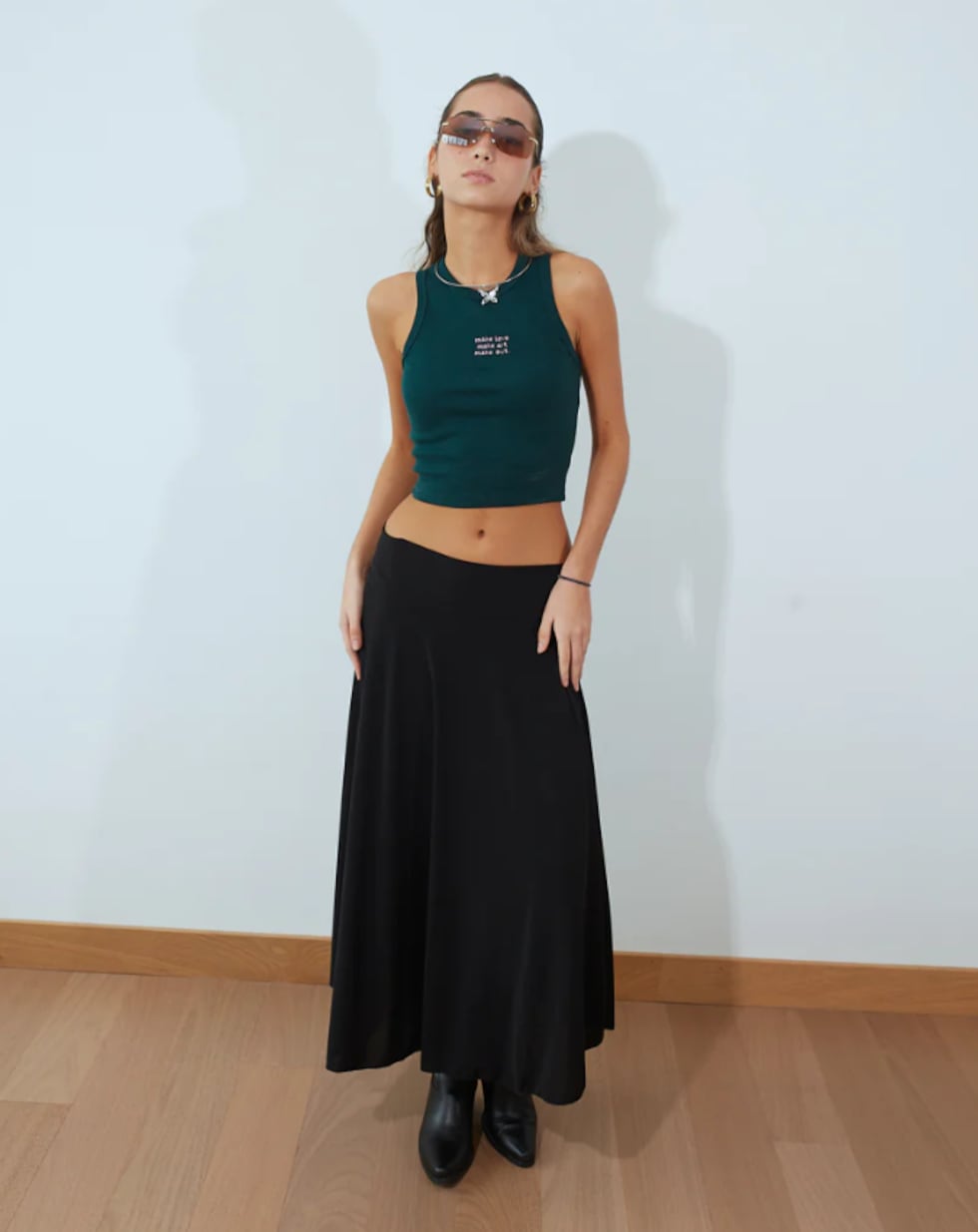 Una pieza holgada y suave siempre será un must en tu armario. Para este invierno, intenta dejar de lado los jeans y prueba nuevas prendas como las faldas. La marca MEH probablemente tiene la opción más cómoda que encontrarás. (Foto: MEH).