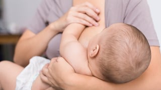 Minsa indica que madres con COVID-19 deben continuar con lactancia a sus hijos