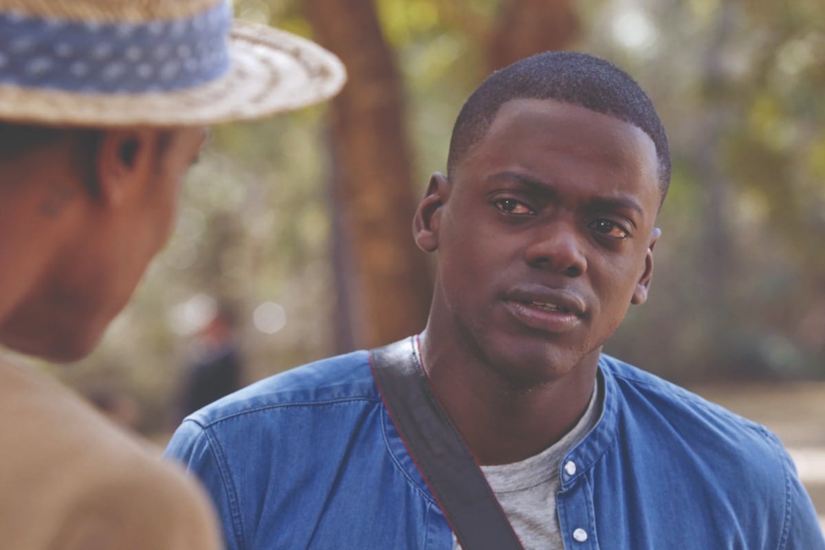 Chris, de azul, sorprendido al encontrar a una persona que estaba desaparecida (Foto: Blumhouse Productions)