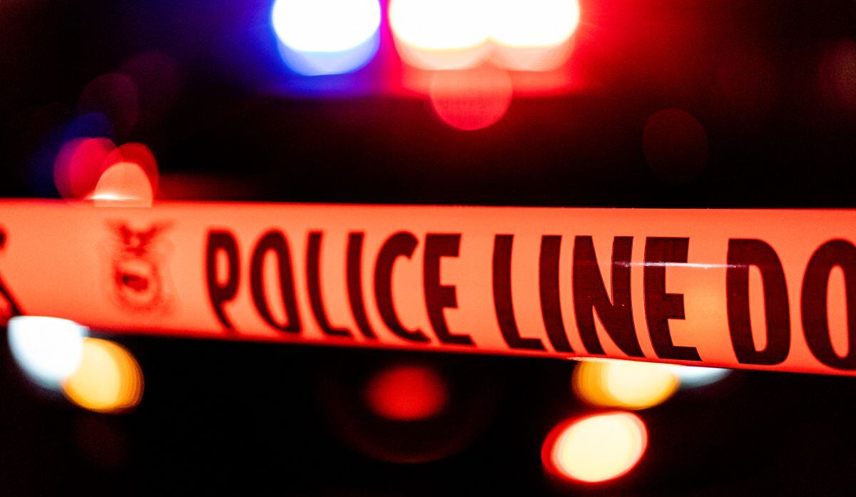 Los oficiales encontraron la presunta arma homicida y evacuaron el centro comercial. (Foto: Andri Tambunan / AFP)