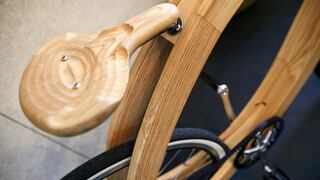 Una bicicleta eléctrica de madera